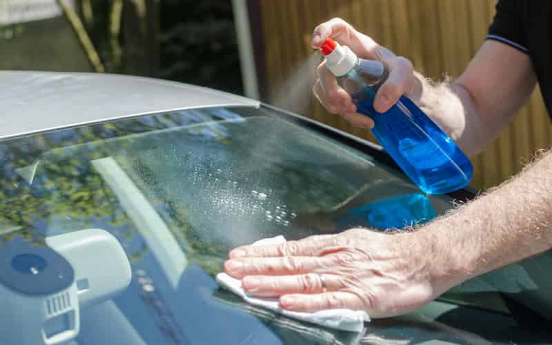 Hình 2: Cách vệ sinh kính chắn gió xe hơi bằng dung dịch chuyên dụng cho khả năng rửa sạch vết bẩn cao và nhanh chóng