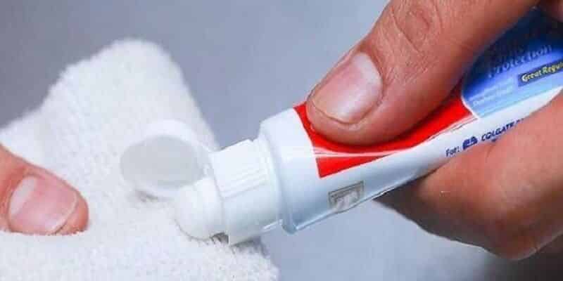 Hình 3: Bạn có thể che bớt vết xước trên kính chắn gió bằng kem đánh răng