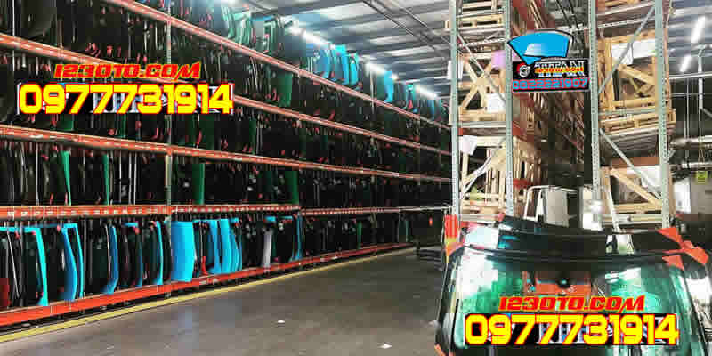 Hình 2: 123oto.com hỗ trợ dịch vụ thay kính chắn gió oto tận nơi cho nhiều dòng xe phổ biến